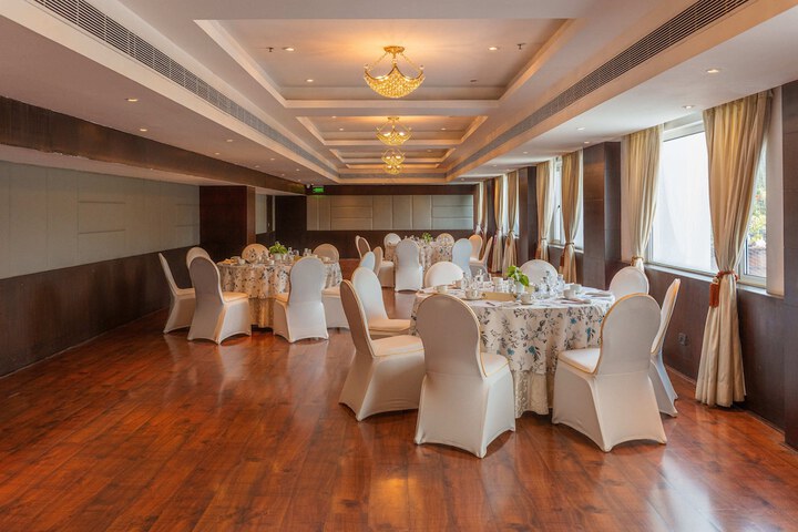 Ballroom/Hall 117 of 125