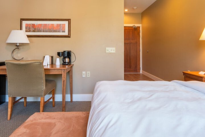 1 Queen Bed (6 of 13)
