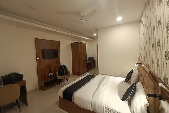 Room 11 of 18