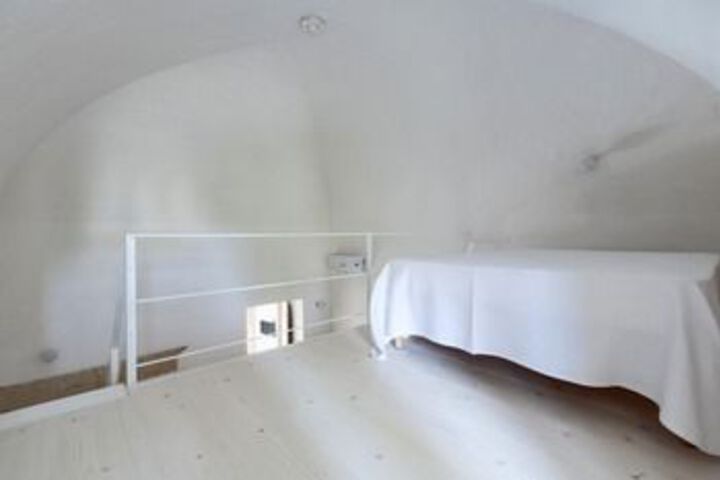 Room 5 of 16