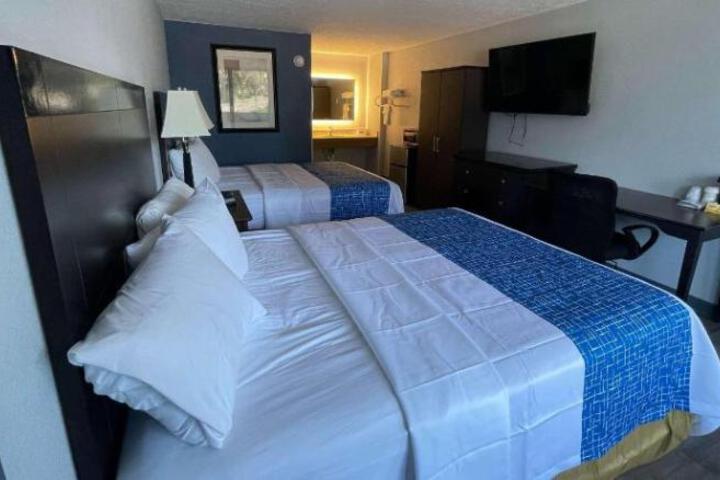 1 King Bed (7 of 8)