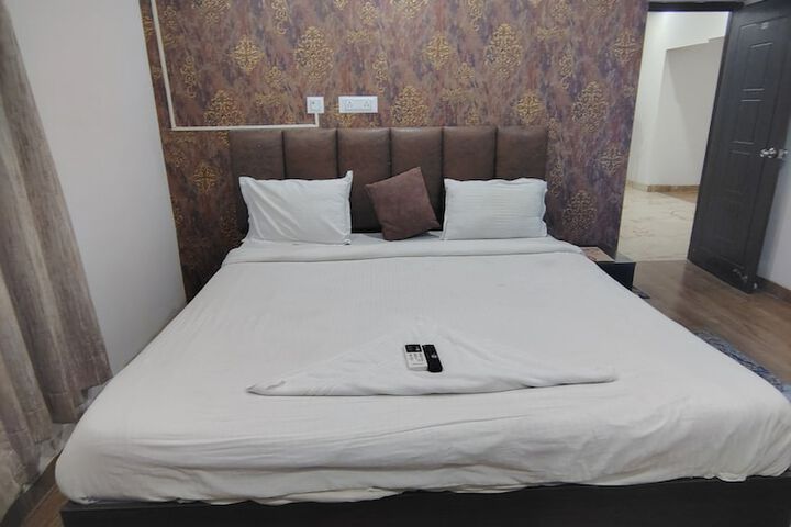 Room 15 of 33