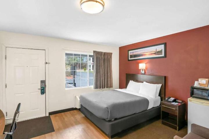 1 Queen Bed Accessible (2 of 6)