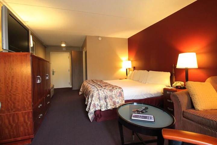 1 King Bed (4 of 10)