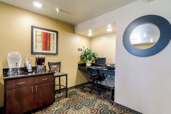 Business Center 38 of 44