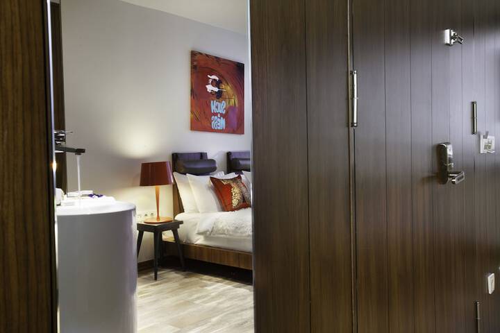 Room 11 of 39