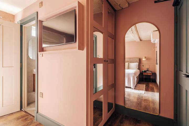 Room 4 of 160