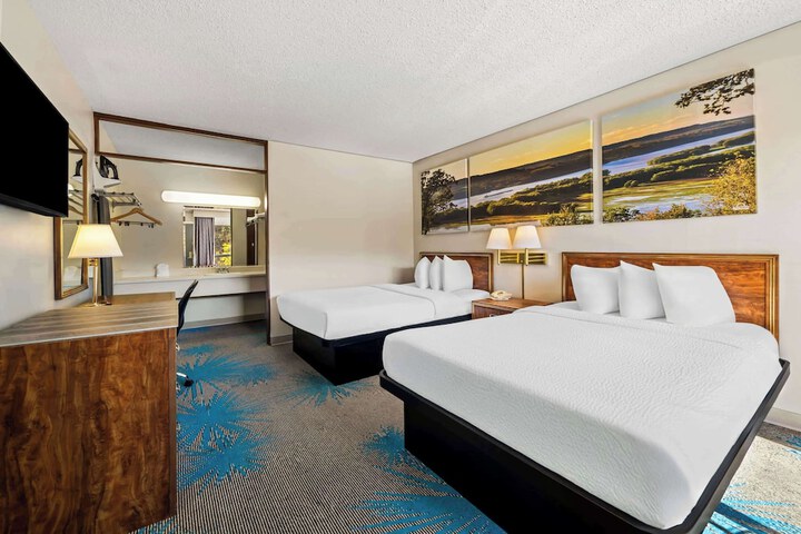 2 Double Beds (14 of 15)