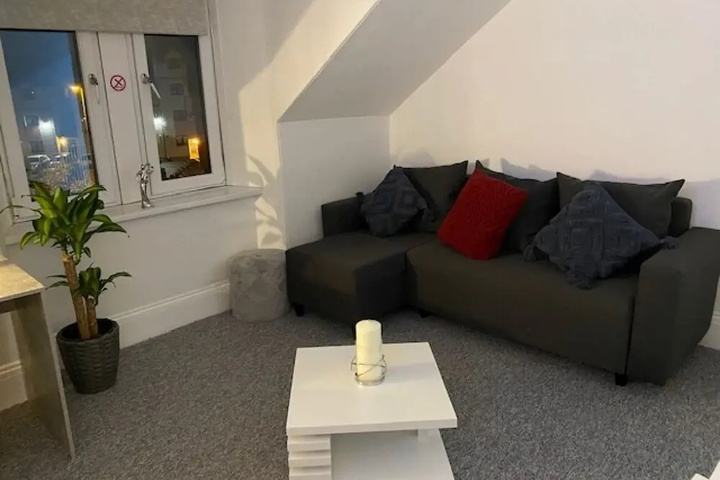 Room 10 of 12