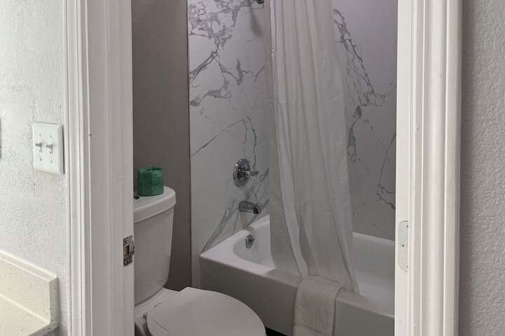 1 King Bed Micfridge (4 of 4)