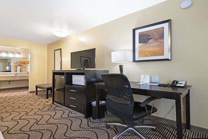 1 Queen Bed Deluxe Room High Speed Internet Accessible Sitting Area Desk Microwave (13 of 17)