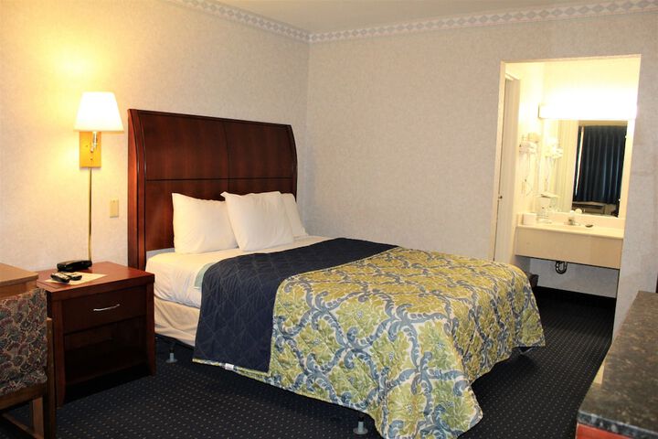 1 Queen Bed (2 of 13)