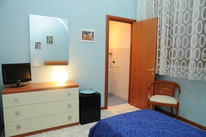 Room 11 of 32