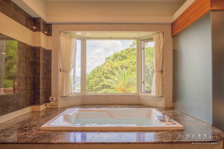 Hot Tub 169 of 263