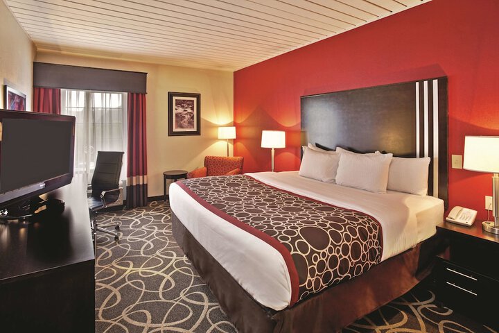 1 King Bed (2 of 10)