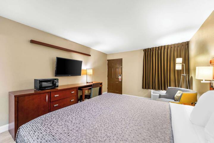 1 King Bed (7 of 10)