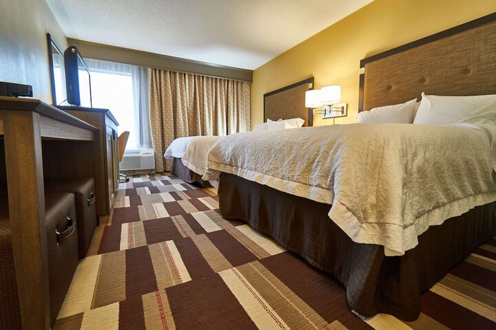 2 Queen Beds with Refrigerator, Microwave (2 of 10)
