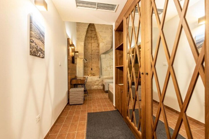 Room 14 of 91