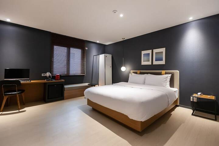 Room 12 of 33