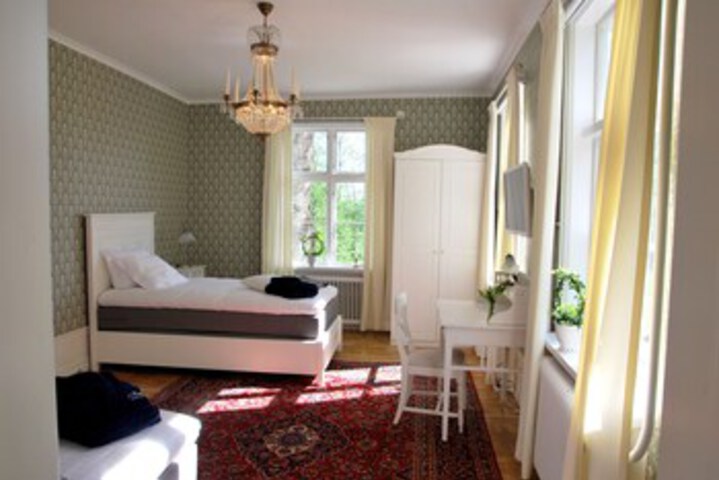 Room 12 of 27