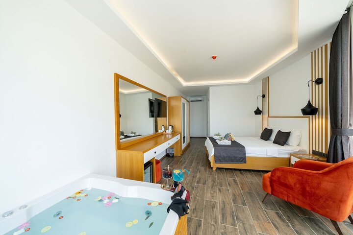 Room 3 of 104
