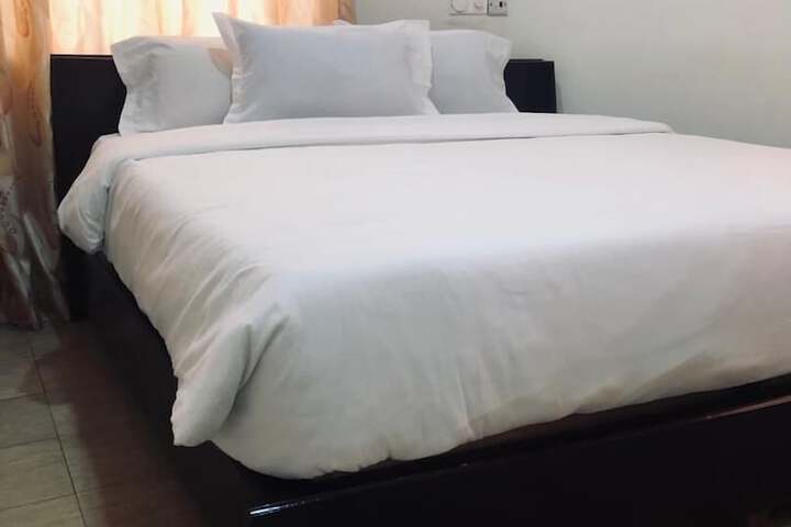 Room 4 of 8