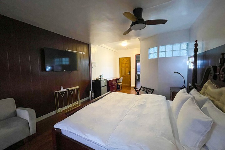 Room 6 of 80