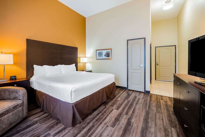 1 King Bed (1 of 11)