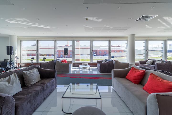 Lounge 73 of 85