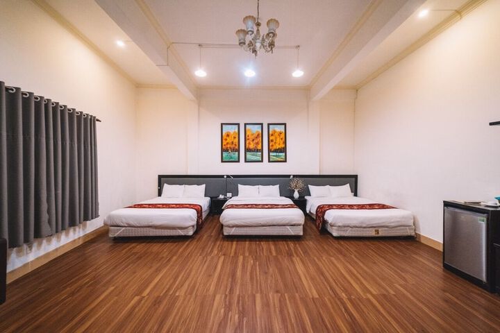 Room 6 of 13