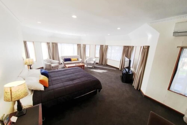 Room 10 of 25