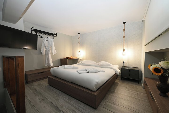 Room 67 of 200
