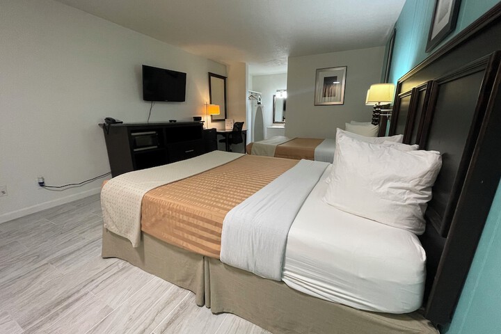 2 Double Beds (16 of 27)
