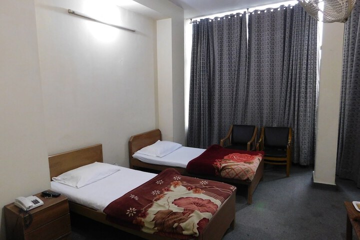 Room 6 of 9