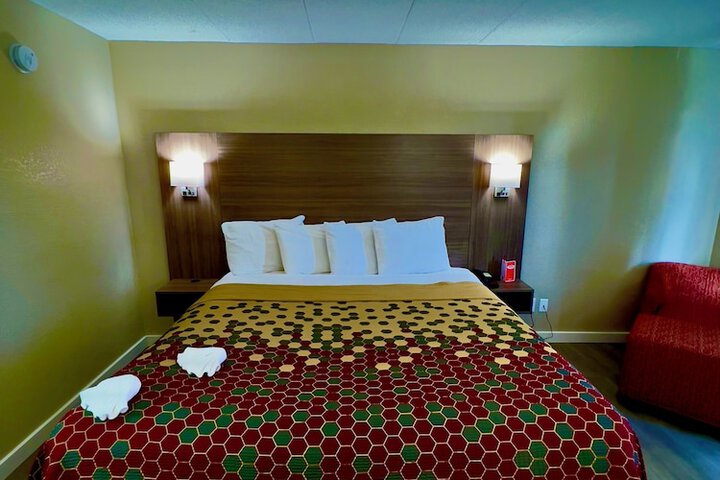 1 King Bed (5 of 19)