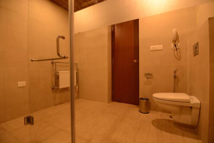 Room 32 of 59