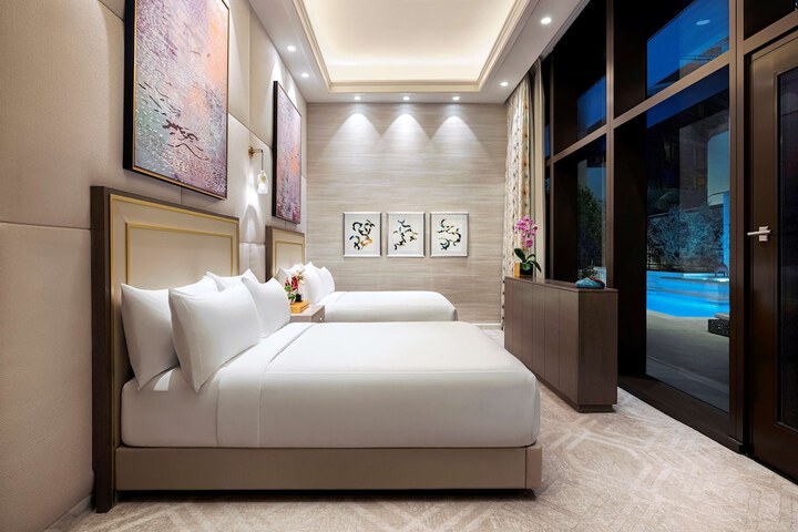 Room 26 of 153