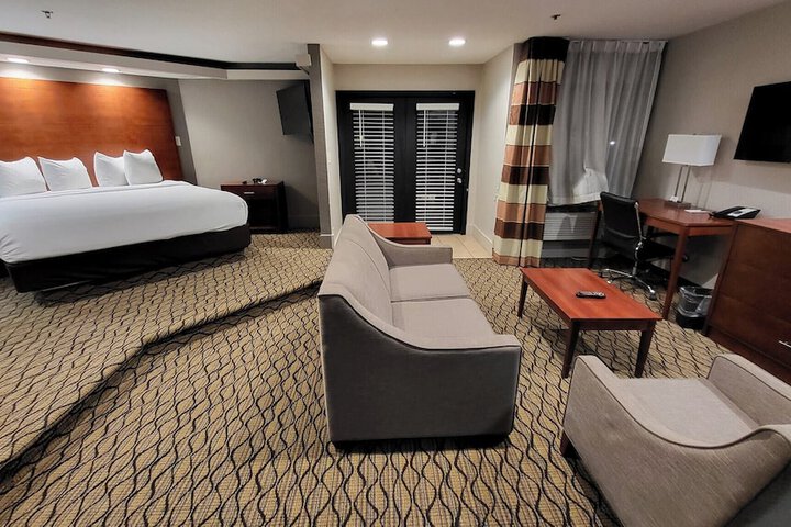 1 King Bed (16 of 24)