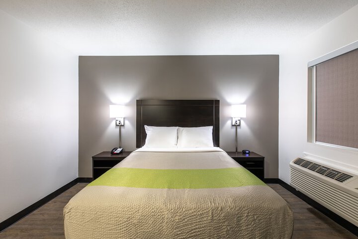 1 Queen Bed | Deluxe Kitchen (5 of 8)