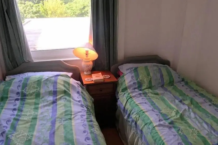 Room 4 of 9