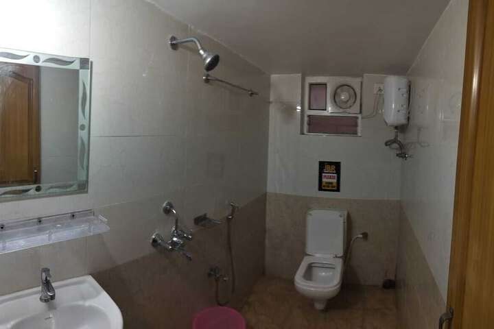 Room 4 of 7