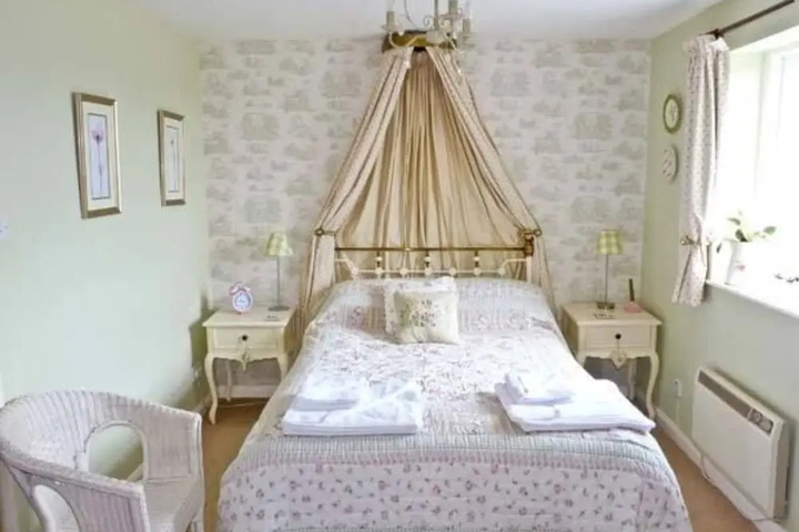 Room 2 of 9