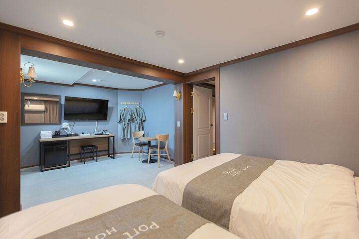 Room 17 of 27