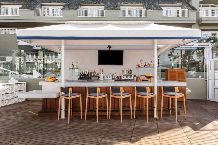 Poolside bar