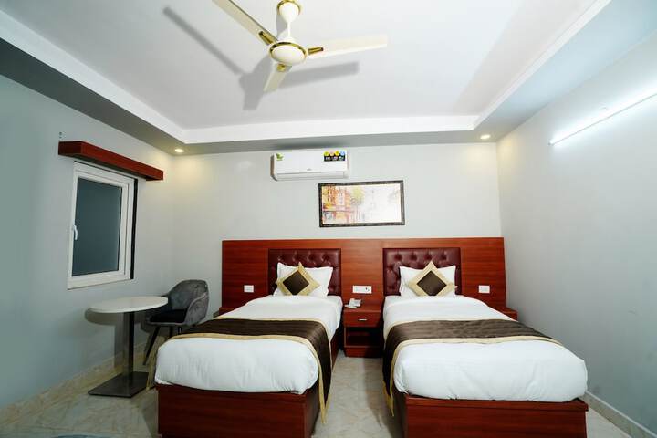 Room 13 of 37