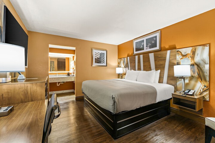1 King Bed (6 of 30)