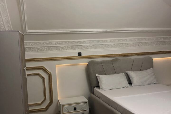 Room 9 of 12