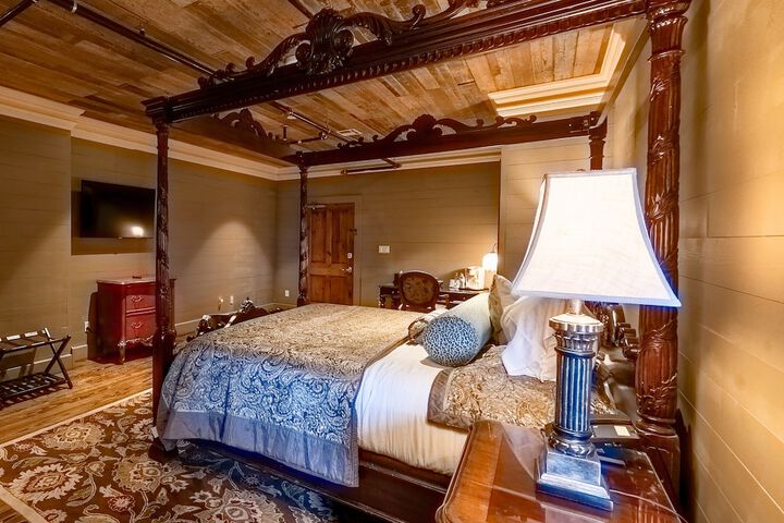 Room 33 of 64