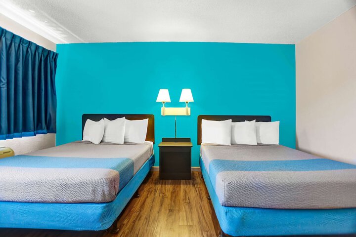 2 Queen Beds (2 of 4)