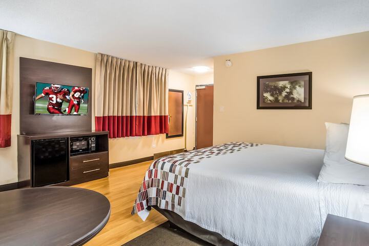 Deluxe King Bed (6 of 11)